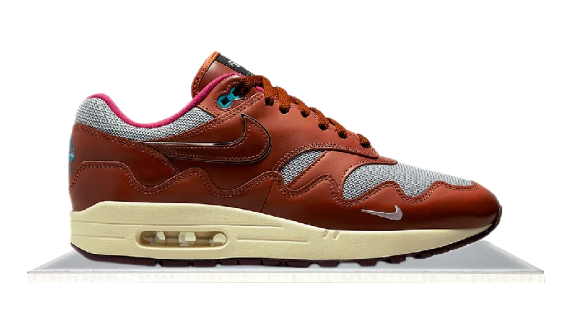 Men's soccer - inspired sneakers with a studded soleAir Max 1 x Patta Waves Brown