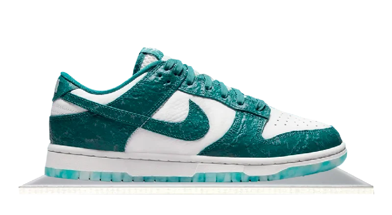 Men's soccer - inspired sneakers with a studded soleDunk Low Ocean