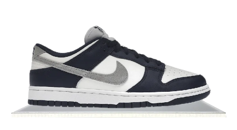 Men's casual leather sneakers with a distressed finishDunk Low Midnight Navy