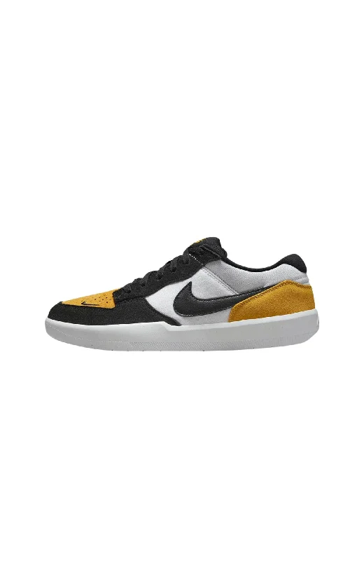 Men's minimalist sneakers with a simple designNike SB Force 58 University Gold